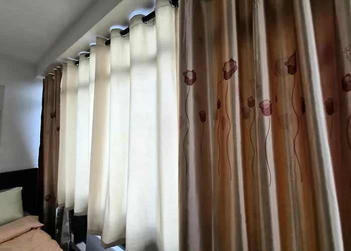 Apartment Morning Sun With View At Makati - Pool, Gym, Wifi, Balcony