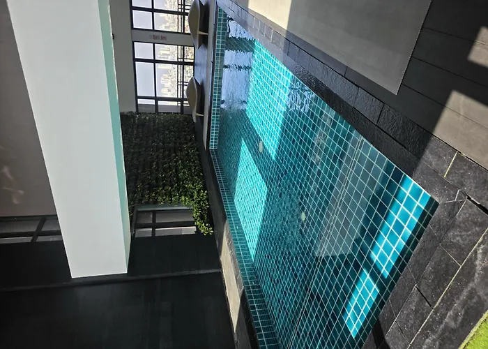 Apartment Morning Sun With View At Makati - Pool, Gym, Wifi, Balcony