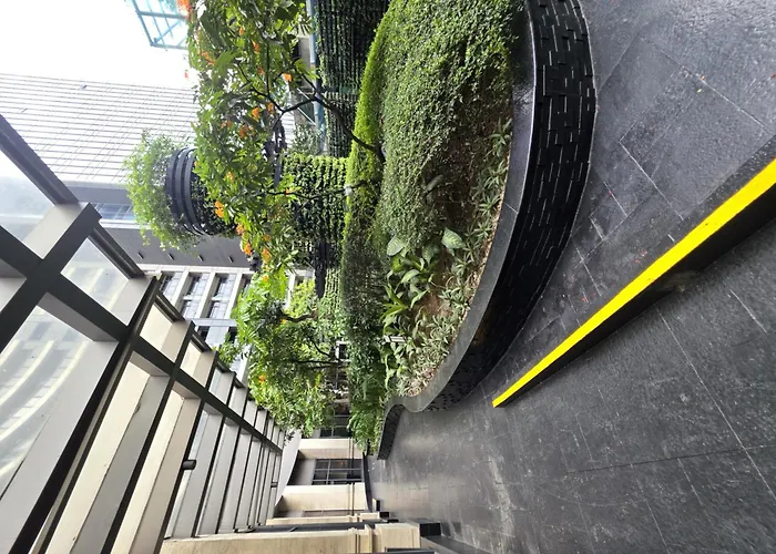 Apartment Morning Sun With View At Makati - Pool, Gym, Wifi, Balcony *